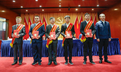 宜化集團(tuán)召開(kāi)2019年慶?！拔逡弧眹?guó)際勞動(dòng)節(jié)暨表彰大會(huì)(圖8)