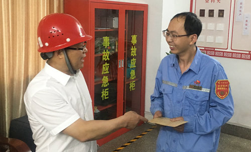 王大真到宜都園區(qū)、股份公司看望慰問基層黨員(圖2)