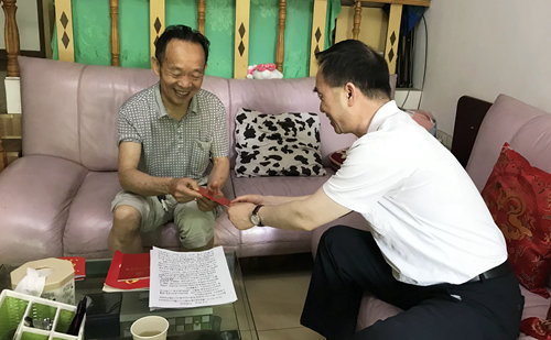 集團領(lǐng)導(dǎo)看望慰問離退休黨員、基層困難黨員和年輕黨員(圖3)