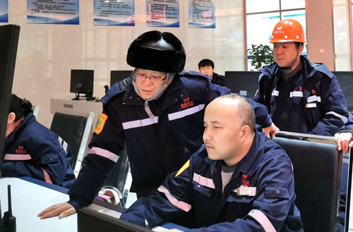 集團(tuán)領(lǐng)導(dǎo)春節(jié)前走訪慰問一線職工、困難職工和離退休老干部(圖1)