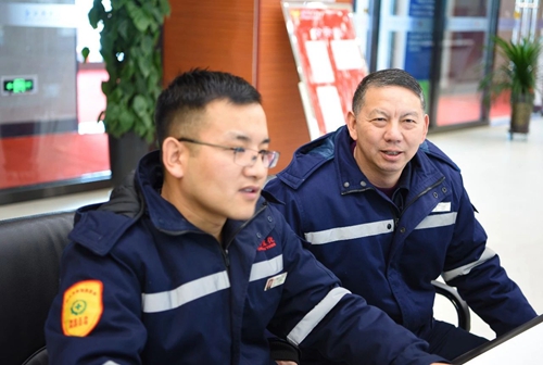 集團(tuán)領(lǐng)導(dǎo)春節(jié)前走訪慰問一線職工、困難職工和離退休老干部(圖4)