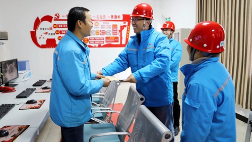 集團(tuán)領(lǐng)導(dǎo)春節(jié)前走訪慰問一線職工、困難職工和離退休老干部(圖6)