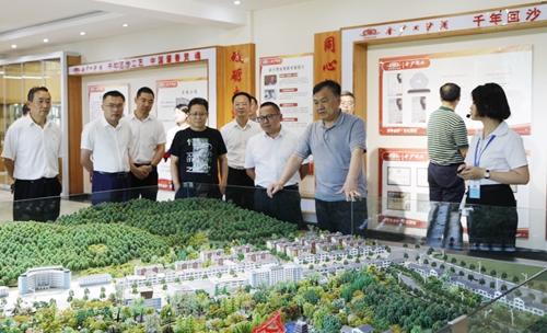 袁衛(wèi)東、王大真到金沙酒業(yè)調(diào)研指導(dǎo)工作(圖1)