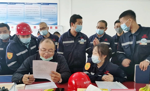 新疆宜化氯堿分廠氯乙烯三班、合成二班榮獲準(zhǔn)東開(kāi)發(fā)區(qū)安全標(biāo)準(zhǔn)化示范班組稱號(hào)(圖3)