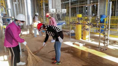 感受工程氛圍參與工程建設(shè) 集團(tuán)總部機(jī)關(guān)干部到新材料公司現(xiàn)場勞動(dòng)(圖2)