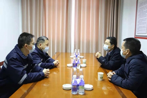 宜都市委副書(shū)記、市長(zhǎng)李澤剛到楚星公司慰問(wèn)市拔尖人才(圖2)