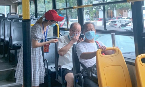 宜化集團積極參與志愿服務(wù)為爭創(chuàng)文明典范城市添彩(圖1)