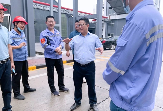 王大真一行到股份公司、化機(jī)公司現(xiàn)場辦公(圖1)