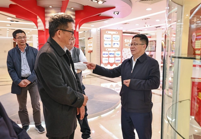 長(zhǎng)興集團(tuán)大陸運(yùn)營中心營運(yùn)長(zhǎng)洪釗城一行到訪宜化集團(tuán)(圖1)