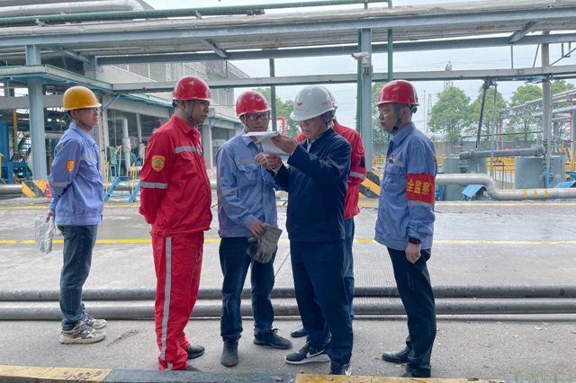 王大真到松滋肥業(yè)、楚星公司和股份公司現(xiàn)場檢查安全生產(chǎn)工作(圖1)