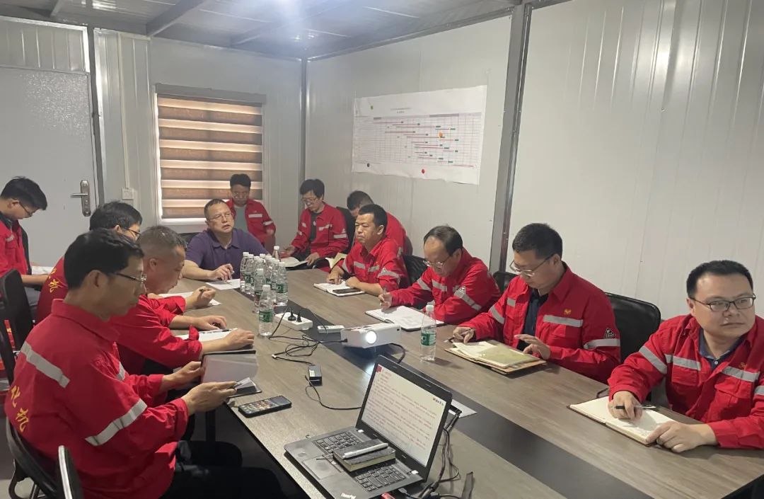 化機(jī)公司黨委書記、董事長(zhǎng)、總經(jīng)理?xiàng)钪袧梢恍械绞返だ?xiàng)目現(xiàn)場(chǎng)辦公