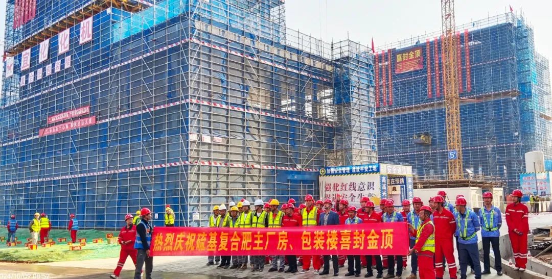 化機(jī)公司黨委書(shū)記、董事長(zhǎng)、總經(jīng)理?xiàng)钪袧傻匠琼?xiàng)目現(xiàn)場(chǎng)辦公(圖2)