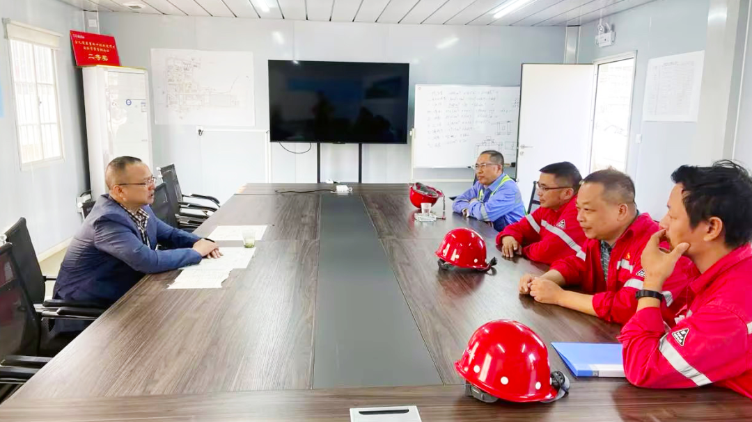 化機(jī)公司黨委書(shū)記、董事長(zhǎng)、總經(jīng)理?xiàng)钪袧傻匠琼?xiàng)目現(xiàn)場(chǎng)辦公(圖3)