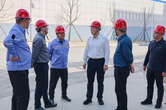 黃智華一行到宜化楚星整體升級改造項目現(xiàn)場調(diào)研