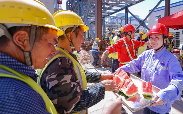 酷暑送清涼，關(guān)懷沁人心！宜化田家河園區(qū)全力保障職工高溫作業(yè)安全(圖1)