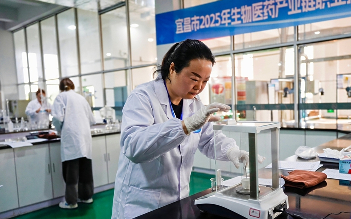 以賽礪精兵技強(qiáng)展風(fēng)采！宜化集團(tuán)在2025年“藥谷杯”職業(yè)技能競賽中斬獲佳績(圖1)