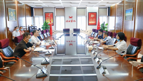 宜昌市總工會黨組書記、常務(wù)副主席皮祖武一行到宜化集團(tuán)調(diào)研