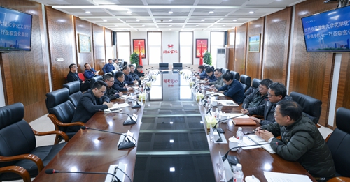 湖北大學(xué)化學(xué)化工學(xué)院院長張修華一行到訪宜化集團(tuán)