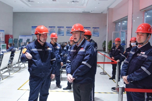 黃智華、王大真一行到新疆宜化和新疆宜化礦業(yè)現(xiàn)場(chǎng)調(diào)研