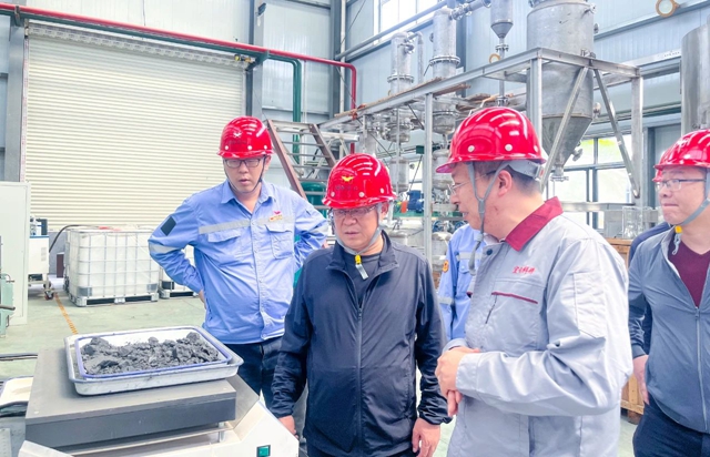 王大真看望慰問節(jié)日期間堅(jiān)守崗位的職工，現(xiàn)場(chǎng)檢查安全生產(chǎn)工作