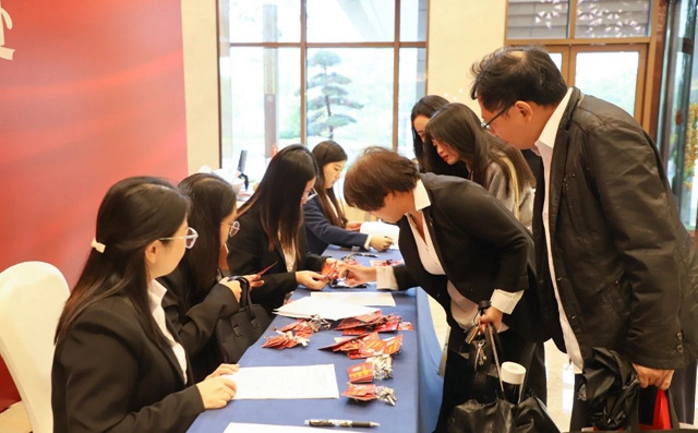 肩負(fù)重托共謀發(fā)展！集團(tuán)七屆二次職代會代表報到并參觀田家河新項(xiàng)目