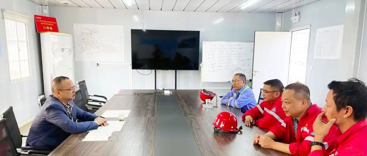 化機(jī)公司黨委書記、董事長、總經(jīng)理?xiàng)钪袧傻匠琼?xiàng)目現(xiàn)場辦公