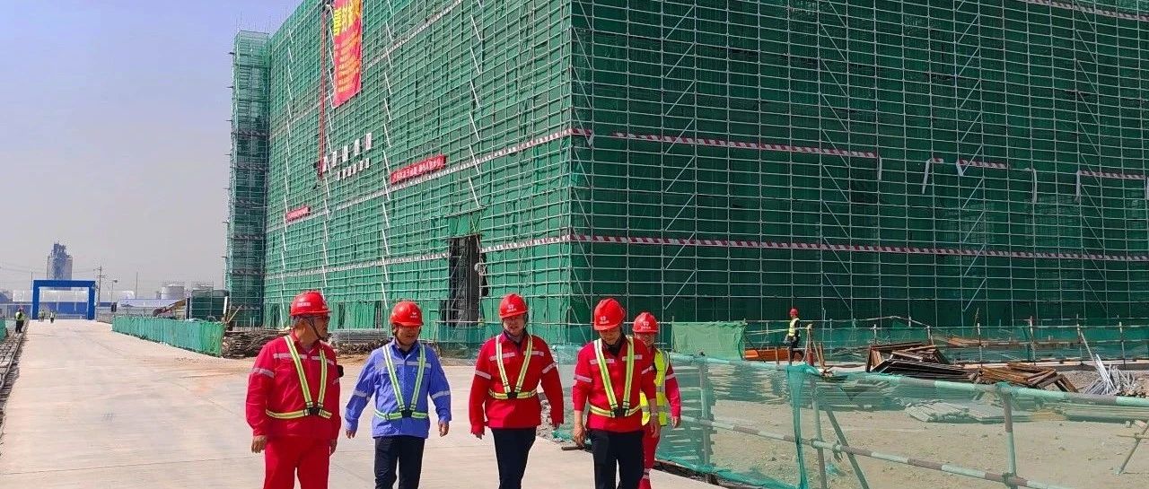 化機(jī)公司黨委書(shū)記、董事長(zhǎng)、總經(jīng)理?xiàng)钪袧傻絻?nèi)蒙季戊四醇項(xiàng)目現(xiàn)場(chǎng)辦公